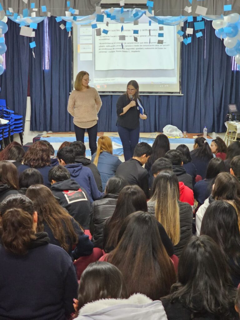 El lunes 26 de junio próximo pasado, estuvimos trabajando en la Escuela Roberto Arlt, en el
barrio porteño de Villa Lugano. Allí presentamos el taller “ Discapacidad y Barreras” junto a los
y las estudiantes del Nivel Medio . Fue una mañana de intensa participación , de intercambio y
producciones referidas al tema. Los encuentros se organizaron en tres diferentes horarios : 8
hs. 1er año 9 hs 2do año 10 hs. 3ro, 4to y 5to años. La jornada permitió reflexiones sobre la
temática trabajada que enriquecieron conceptos conocidos y aprendizaje sobre nuevos
paradigmas.
Los alumnos habían tratado el tema en clases previas, en el marco de proyectos
institucionales, con docentes, tutores y referentes. Nuestra presencia fue concertada en el
contexto de los mismos.
Celebramos la invitación , agradecemos a la Escuela, Equipo Directivo , Docentes,
especialmente a los alumnos por el recibimiento , por la respuesta activa ante las actividades
propuestas.
Gracias, por incorporar como contenido de aprendizaje las barreras que aparecen lo cotidiano
para las personas con discapacidad. Por formar parte de quienes trabajamos por la inclusión .